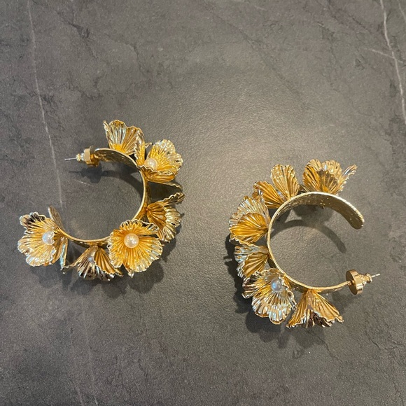 House of Harlow Gold and Pearl Flower Hoop Earrings - Picture 5 of 6